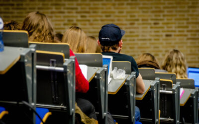 Laptops in de collegezaal streng verboden – NOS op 3